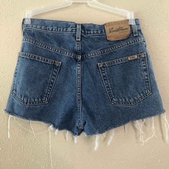 Levi Straus Relaxed Fit Cut Off Jean Shorts - Picture 7 of 8